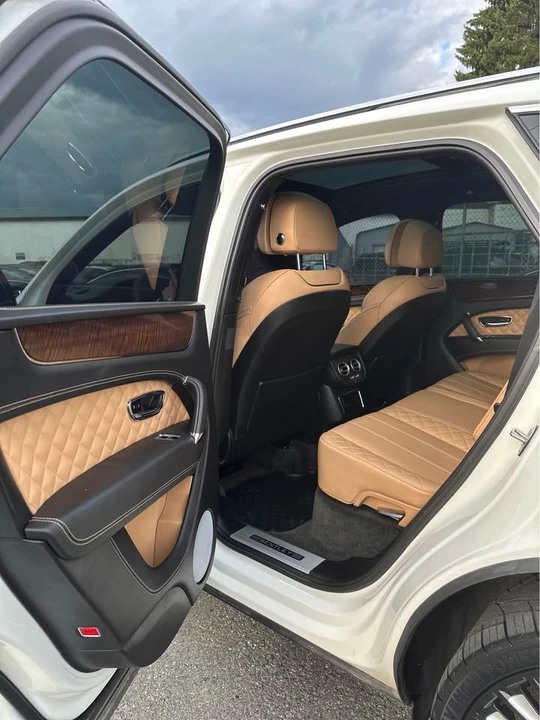 2017 Bentley Bentayga - Image 8 of 17
