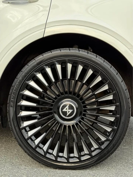 2017 Bentley Bentayga - Image 4 of 9