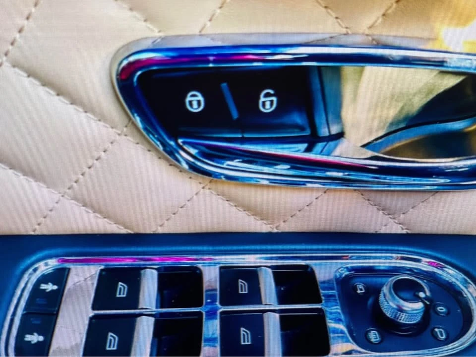 2017 Bentley Bentayga - Image 16 of 17