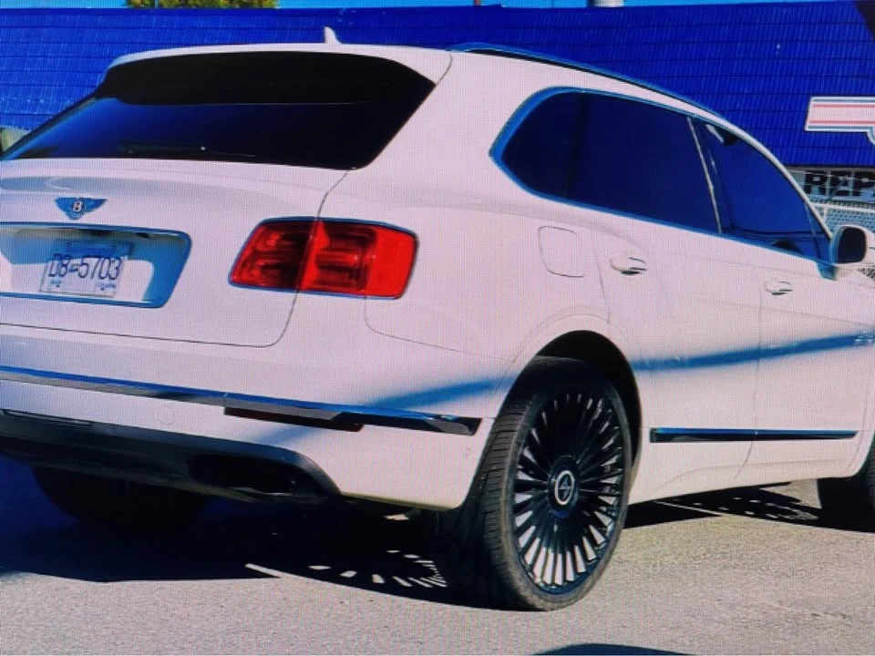 2017 Bentley Bentayga - Image 5 of 17