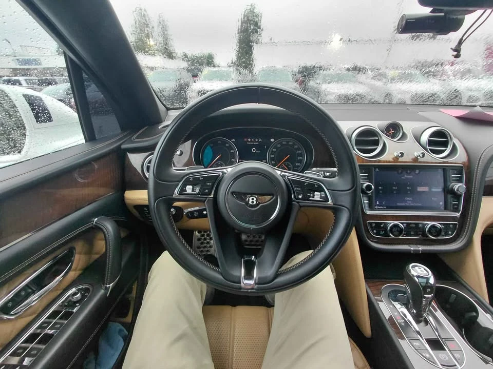 2017 Bentley Bentayga - Image 3 of 8