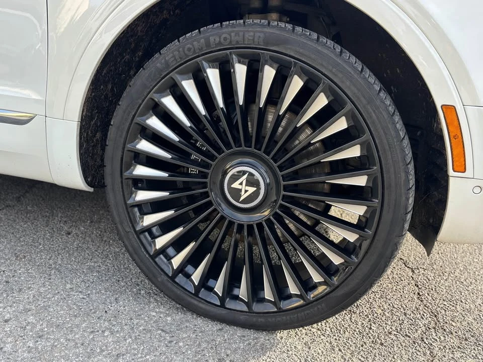 2017 Bentley Bentayga - Image 9 of 11