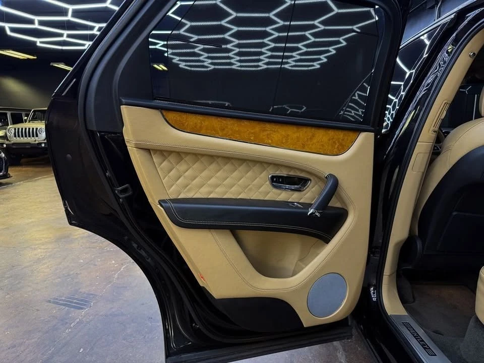 2017 Bentley Bentayga - Image 17 of 20