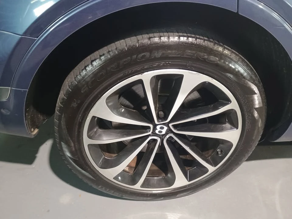 2017 Bentley Bentayga - Image 19 of 20