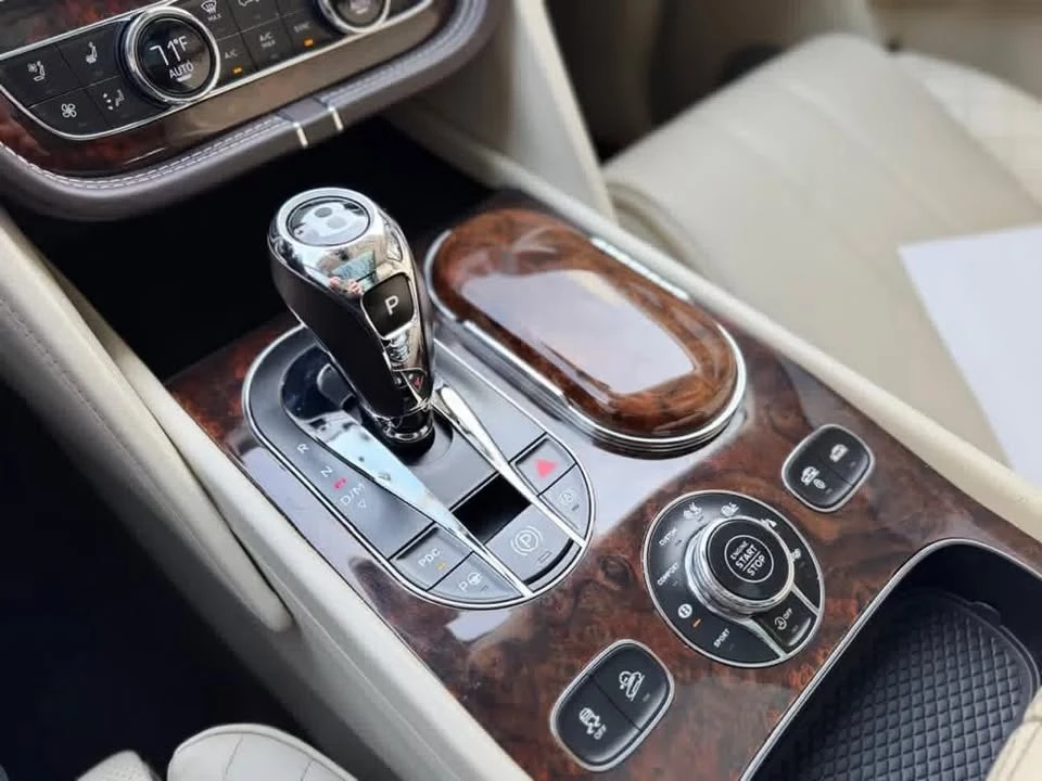 2017 Bentley Bentayga - Image 17 of 19