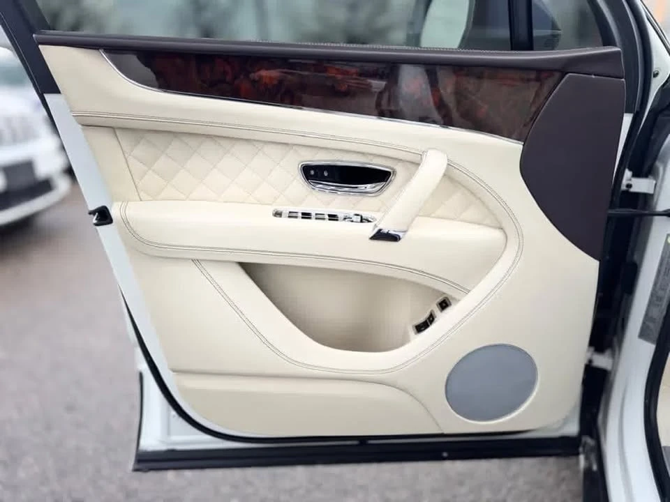 2017 Bentley Bentayga - Image 7 of 19