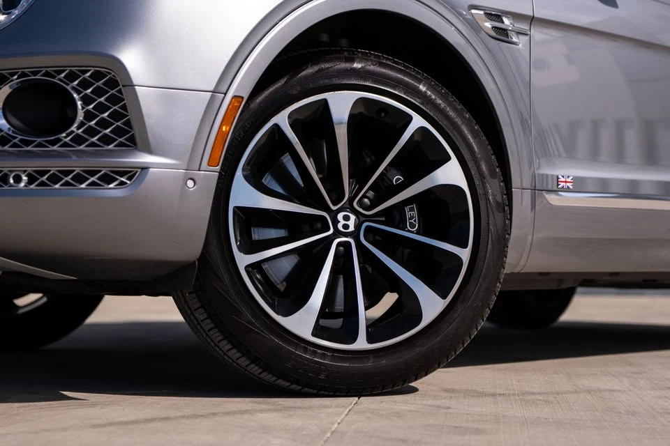 2017 Bentley Bentayga - Image 9 of 19