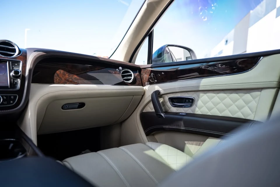 2017 Bentley Bentayga - Image 17 of 19