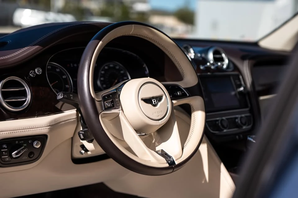 2017 Bentley Bentayga - Image 11 of 19