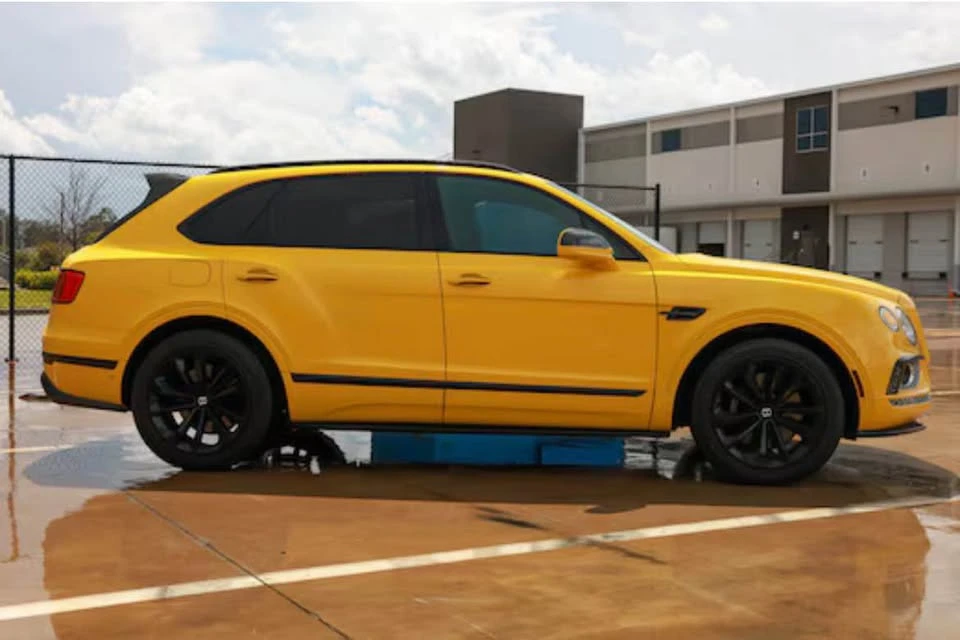 2017 Bentley Bentayga - Image 8 of 12