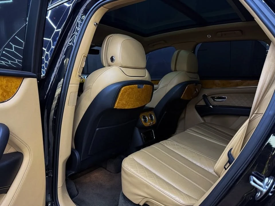 2017 Bentley Bentayga - Image 18 of 20