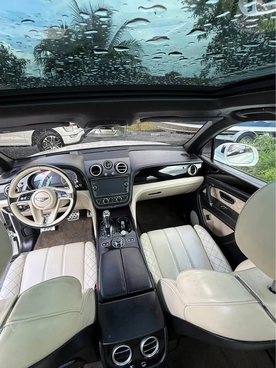 2017 Bentley Bentayga - Image 10 of 14