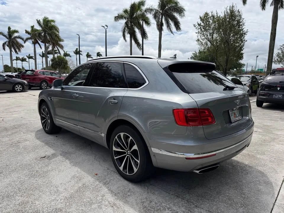 2017 Bentley Bentayga - Image 4 of 8