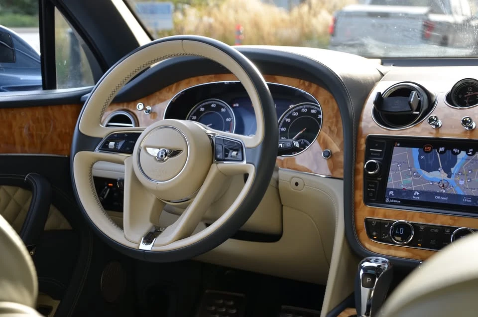 2017 Bentley Bentayga - Image 15 of 20