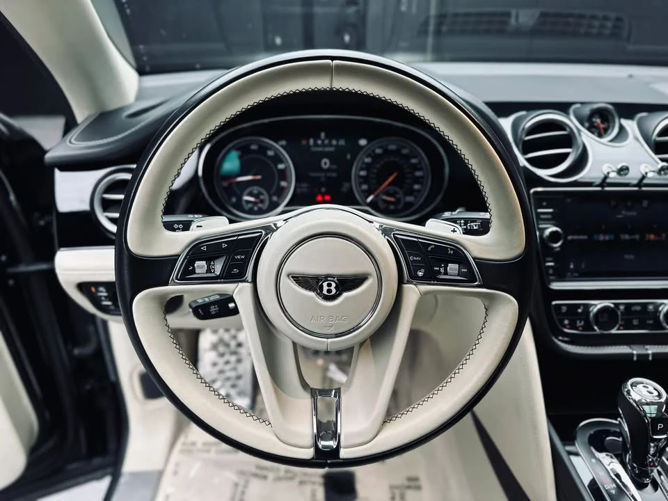 2017 Bentley Bentayga - Image 15 of 17