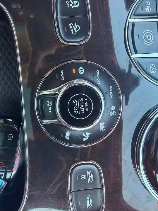 2017 Bentley Bentayga - Image 14 of 17