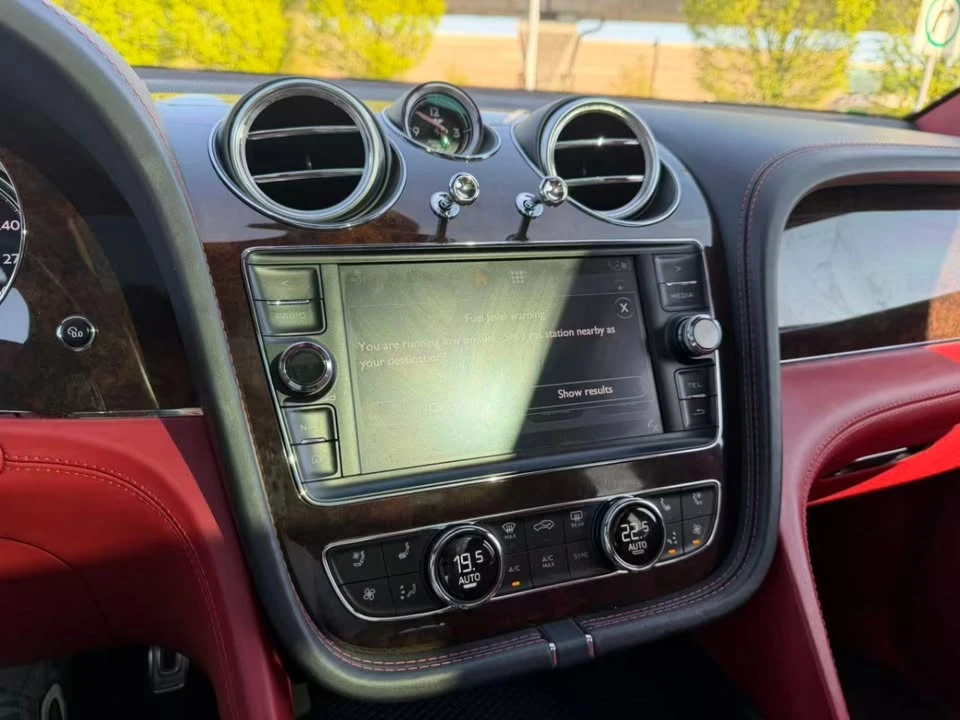 2017 Bentley Bentayga - Image 9 of 12