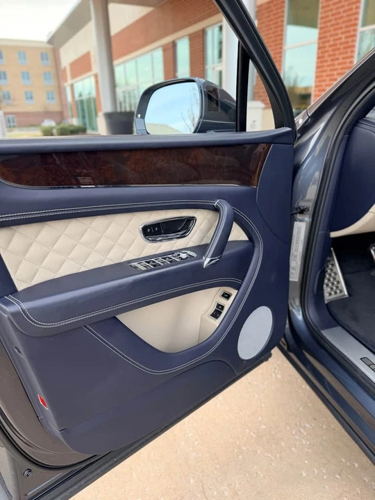 2017 Bentley Bentayga - Image 10 of 16