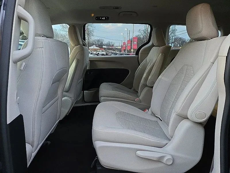 2017 Chrysler - Image 10 of 12