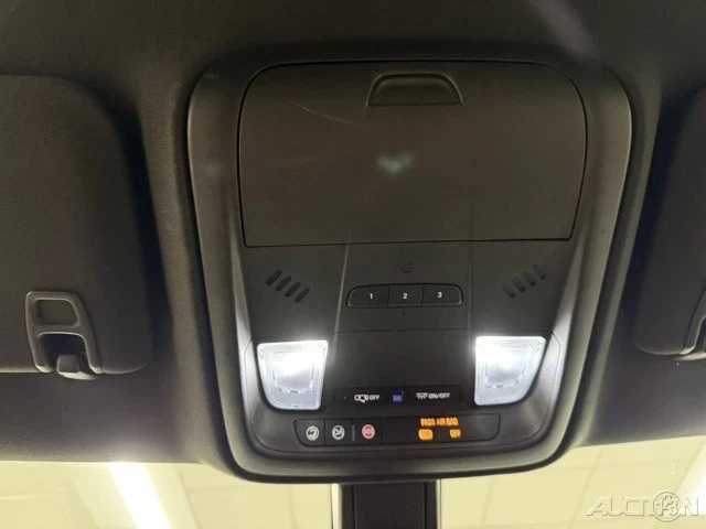 2017 Cadillac XT5 - Image 17 of 18
