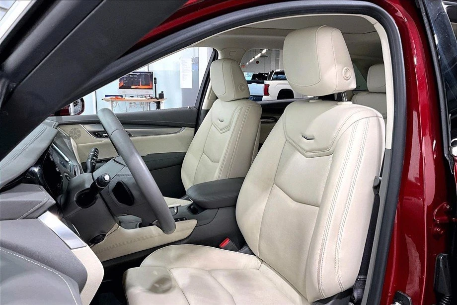 2017 Cadillac XT5 - Image 8 of 10