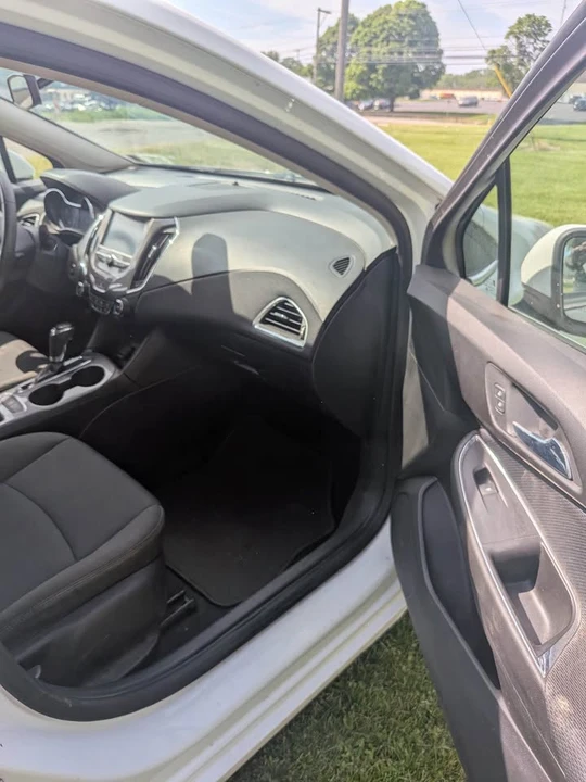 2017 Chevrolet Cruze - Image 11 of 15