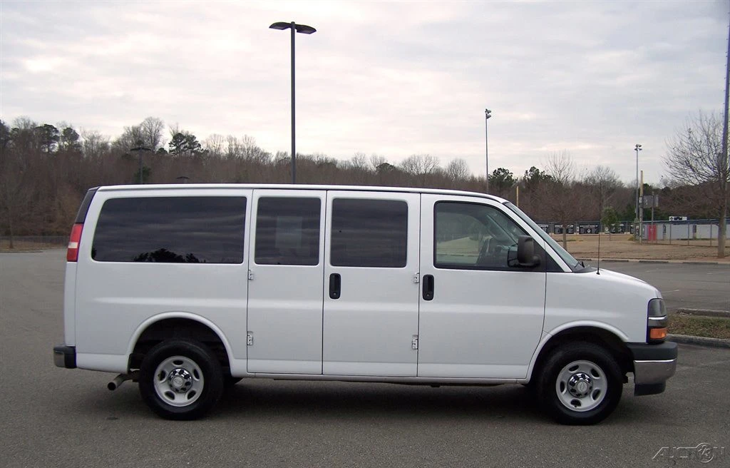2017 Chevrolet Express - Image 6 of 21