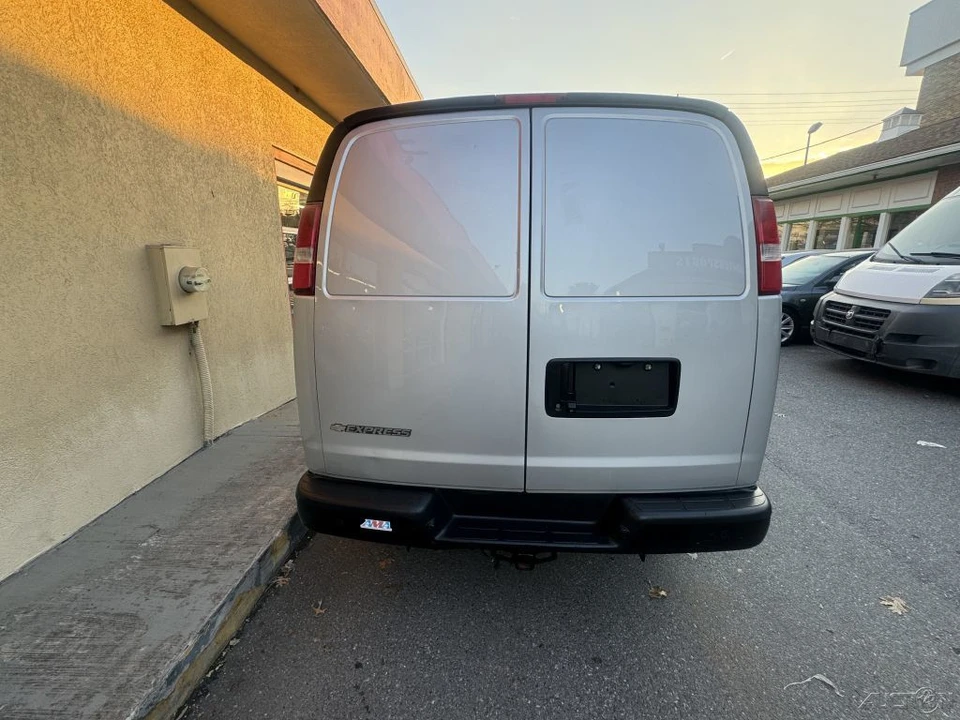 2017 Chevrolet Express - Image 15 of 21