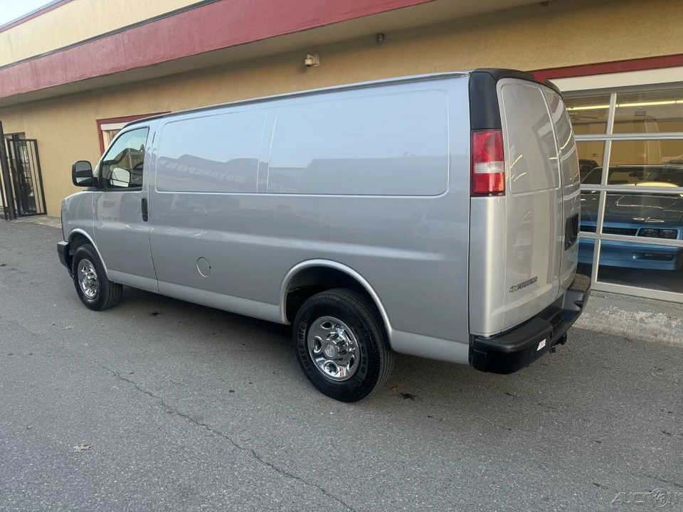 2017 Chevrolet Express - Image 17 of 21