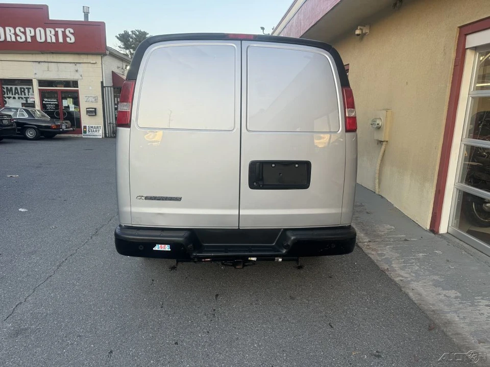 2017 Chevrolet Express - Image 16 of 21