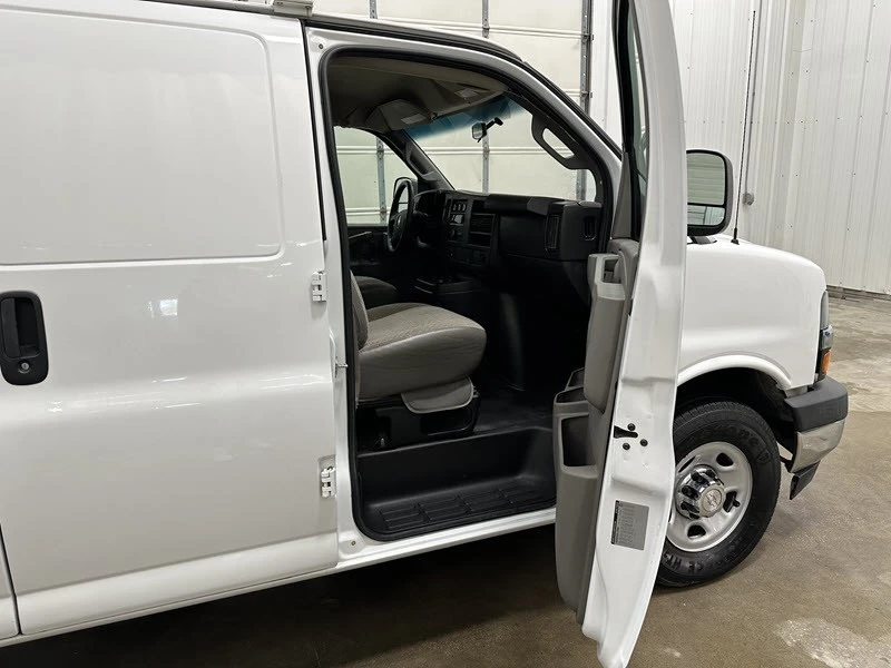 2017 Chevrolet Express - Image 17 of 22