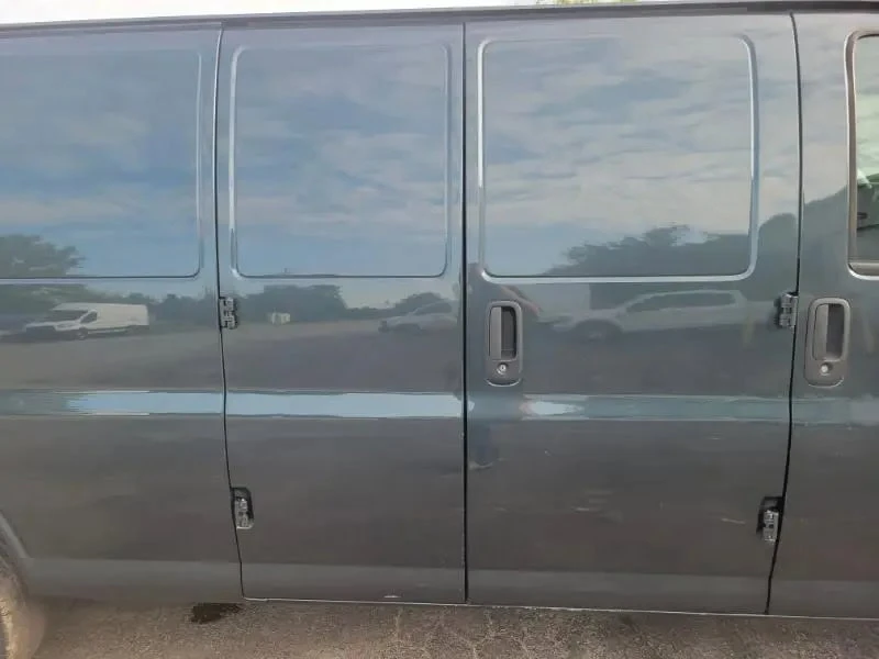 2017 Chevrolet Express - Image 15 of 31