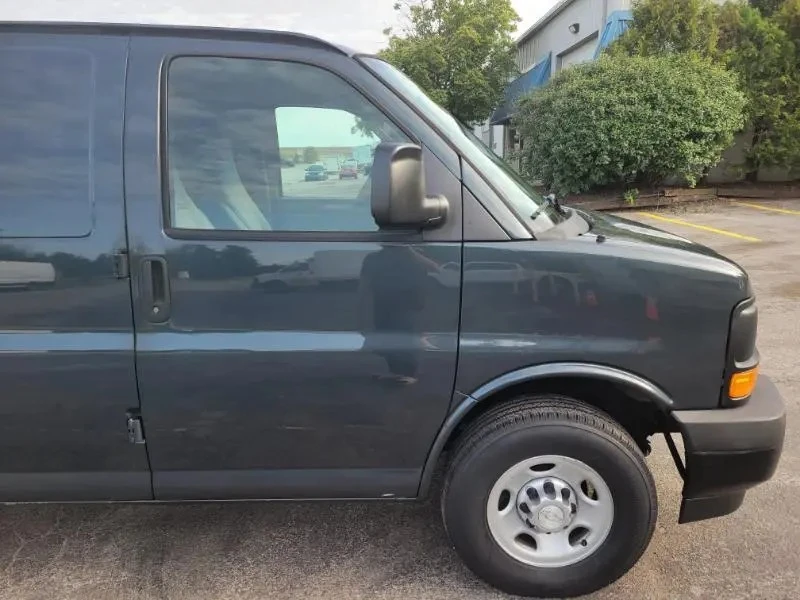 2017 Chevrolet Express - Image 16 of 31