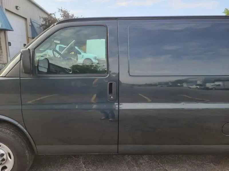 2017 Chevrolet Express - Image 19 of 31
