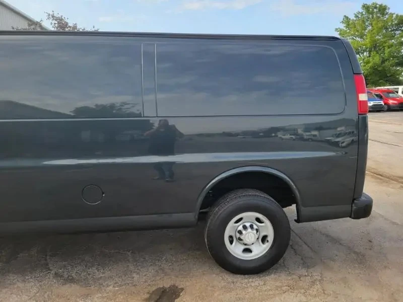 2017 Chevrolet Express - Image 20 of 31