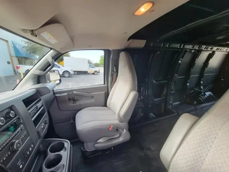 2017 Chevrolet Express - Image 26 of 31