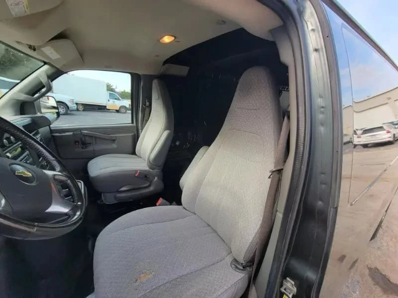 2017 Chevrolet Express - Image 27 of 31