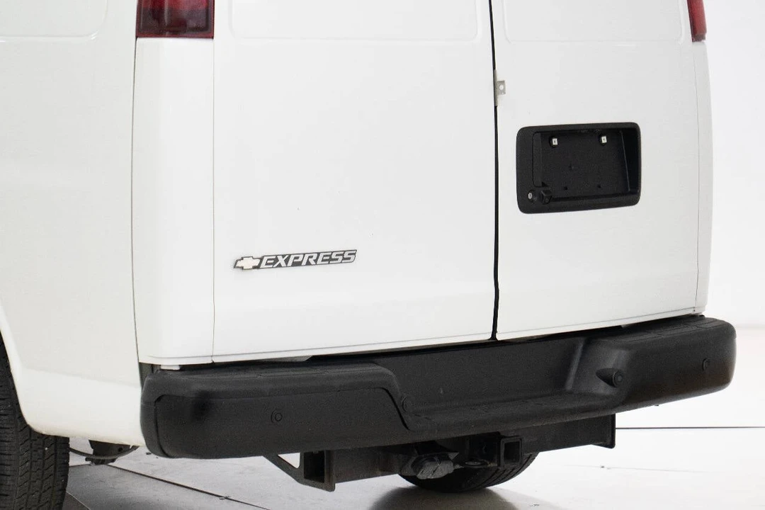 2017 Chevrolet Express - Image 17 of 21
