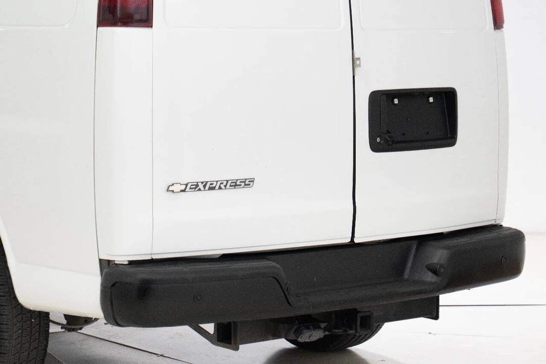 2017 Chevrolet Express - Image 17 of 21