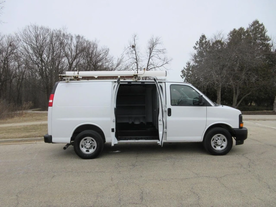 2017 Chevrolet Express - Image 17 of 21