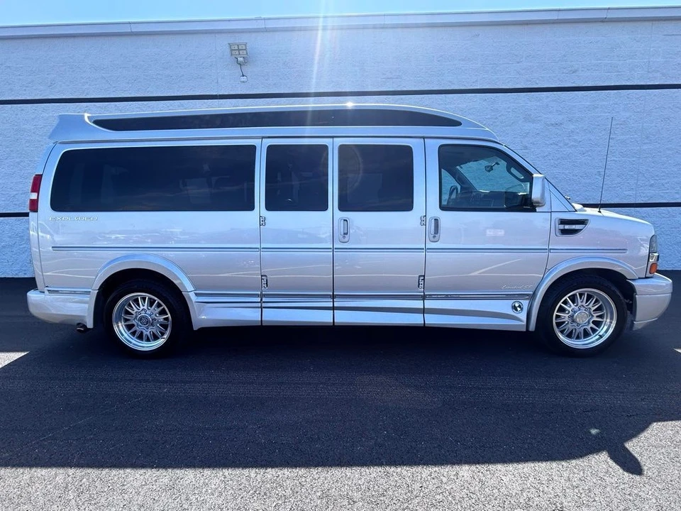 2017 Chevrolet Express - Image 11 of 12