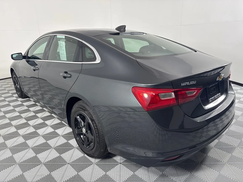 2017 Chevrolet Malibu - Image 8 of 12