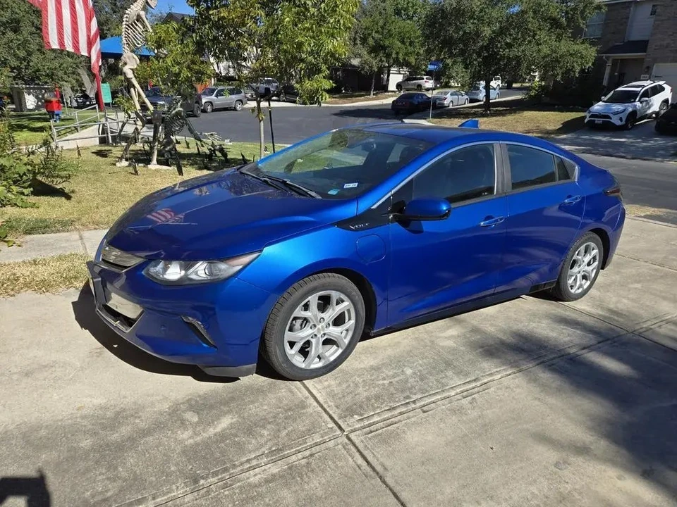 2017 Chevrolet Volt - Image 2 of 12