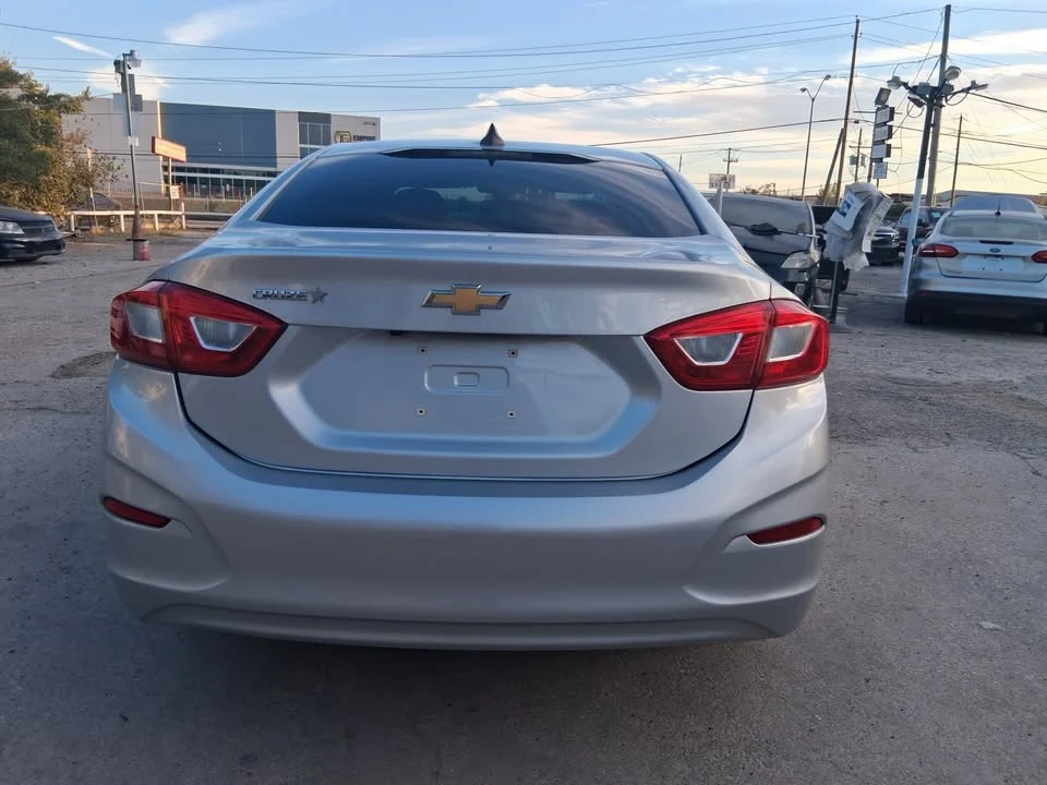 2017 Chevrolet Cruze - Image 2 of 10
