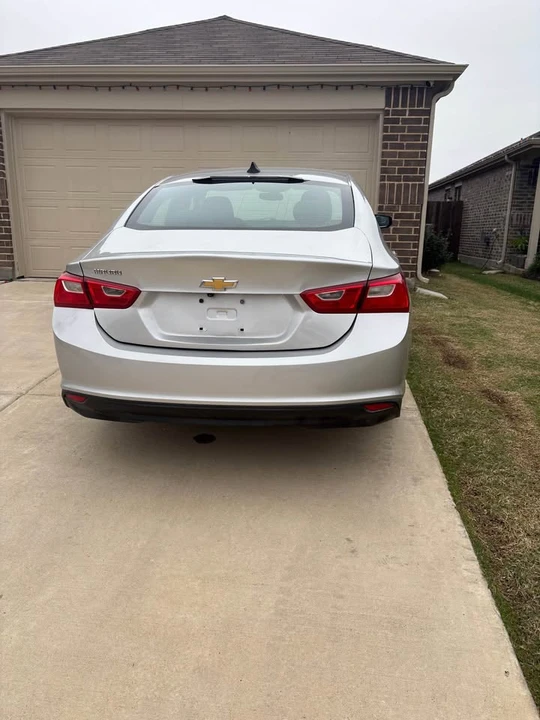 2017 Chevrolet Malibu - Image 2 of 3