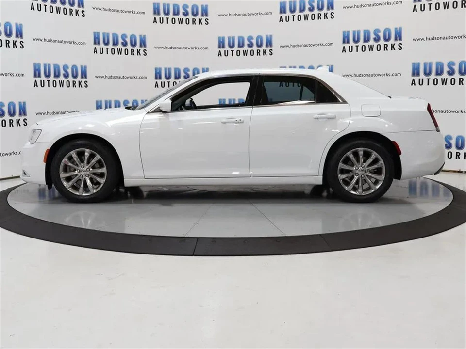 2017 Chrysler 300 (2005-2023) - Image 3 of 31