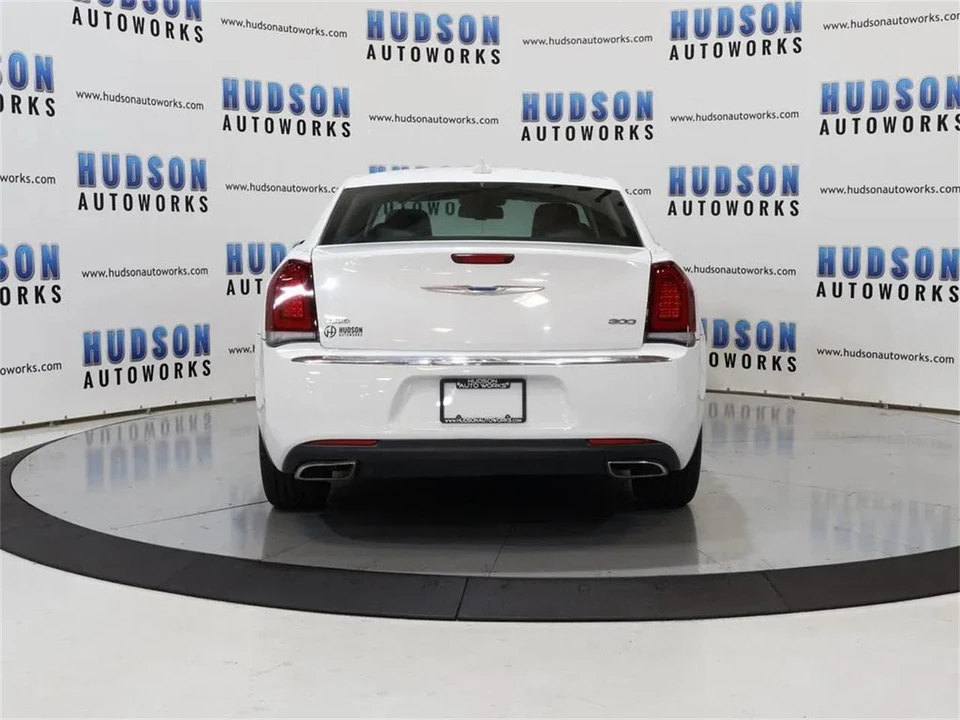 2017 Chrysler 300 (2005-2023) - Image 5 of 31