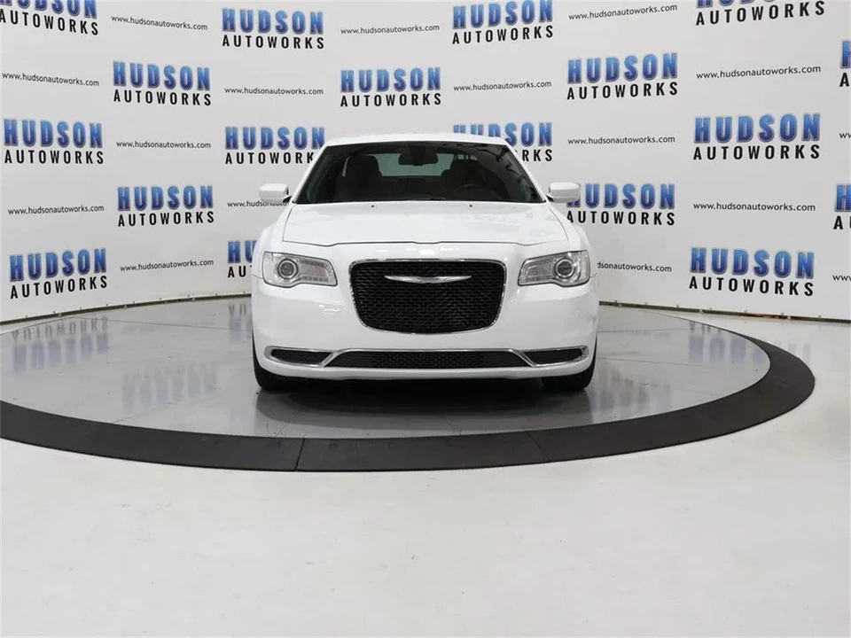 2017 Chrysler 300 (2005-2023) - Image 9 of 31