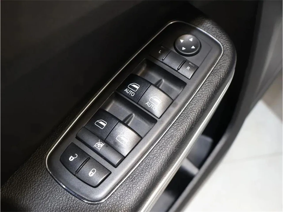 2017 Chrysler 300 (2005-2023) - Image 11 of 31
