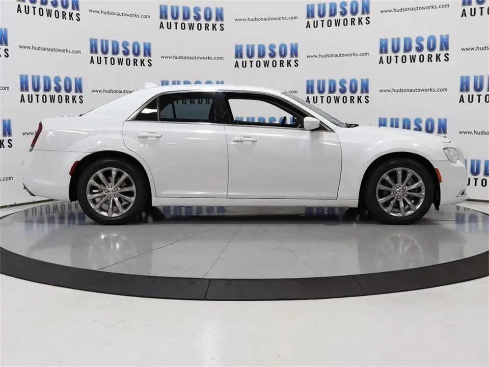 2017 Chrysler 300 (2005-2023) - Image 7 of 31